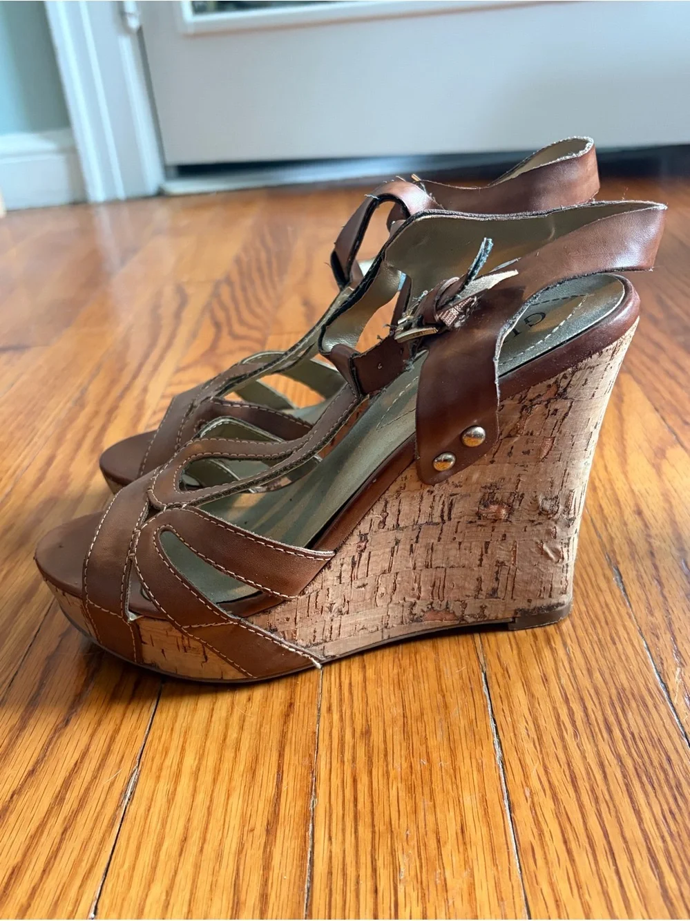 Guess tan vegan Leather T-Strap Wedge Sandals size 7